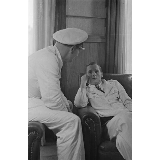 Le Kapitänleutnant Jost Metzler, commandant du sous-marin U-69, et le capitaine (Kapitänleutnant) Engelbert Endrass, commandant du U-46, lors de la visite d'une exposition à La Baule.