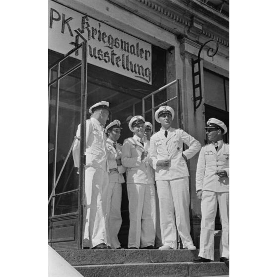 A l'hôtel Royal de La Baule, les sous-mariniers Engelbert Endrass, Claus Korth, Heinrich Lehmann-Willenbrock, Erich Topp et Herbert Kuppisch visitent une exposition de peintres de guerre.