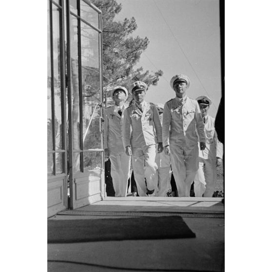 Les sous-mariniers Engelbert Endrass, Claus Korth, Heinrich Lehmann-Willenbrock, Erich Topp et Herbert Kuppisch entrent dans l'hôtel Royal de La Baule où a lieu une exposition de peintres de guerre.