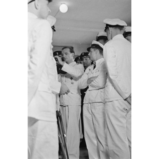 A l'hôtel Royal de La Baule, lors de l'exposition des peintres de guerre, le caméraman Herbert Lander en compagnie des sous-mariniers.