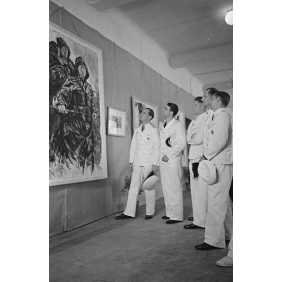 A l'hôtel Royal de La Baule, au centre de l'image, le reporter et peintre de guerre Lothar-Günther Buchheim lors de la visite de l'exposition présentant ses oeuvres.