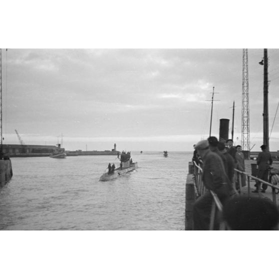 Depuis le port de Saint-Nazaire, appareillage des sous-marins allemands pour leur mission en mer.