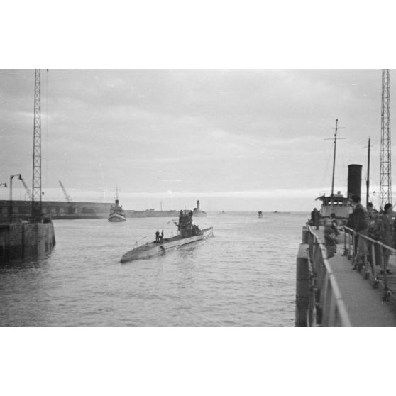 Depuis le port de Saint-Nazaire, appareillage des sous-marins allemands pour leur mission en mer.