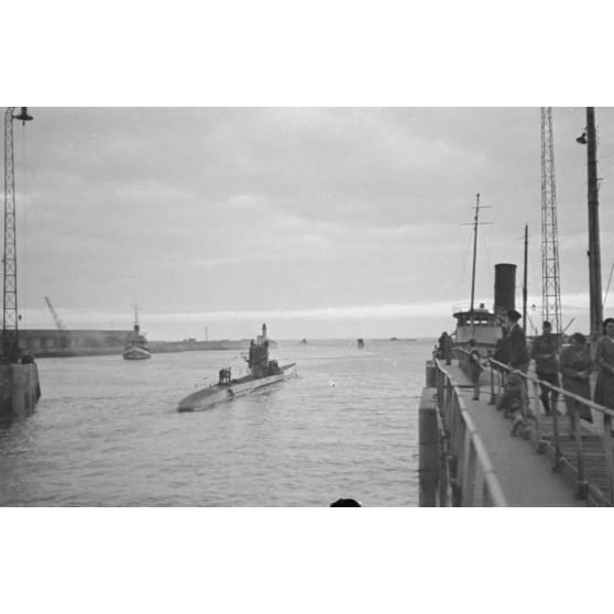 Depuis le port de Saint-Nazaire, appareillage des sous-marins allemands pour leur mission en mer.