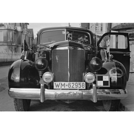 La Cadillac 75 modèle 1938 WM-62958 de l'amiral Karl Dönitz garée devant l'hôtel Majestic de La Baule.