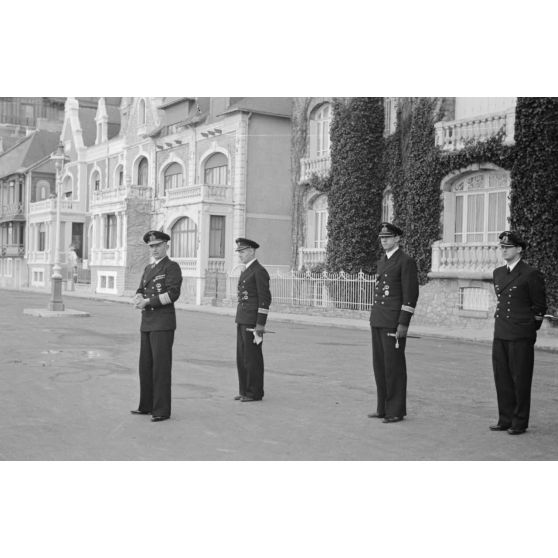 Devant l'hôtel Majestic de La Baule, l'amiral Karl Dönitz prononce un discours devant l'équipage du sous-marin U-96 qui va bientôt décorer.