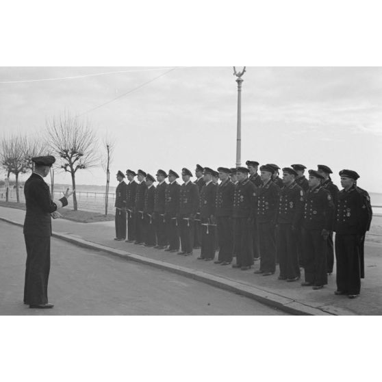 Devant l'hôtel Majestic de La Baule, l'amiral Karl Dönitz prononce un discours devant l'équipage du sous-marin U-96 qui va bientôt décorer.