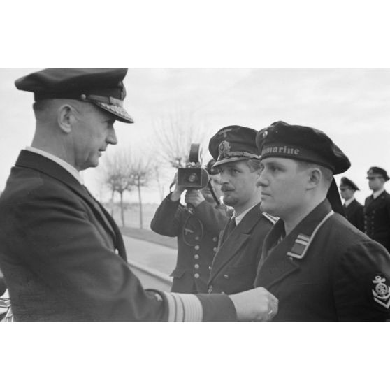 Devant l'hôtel Majestic de La Baule, l'amiral Karl Dönitz remet des croix de fer aux marins du U-Boot U-96, un caméraman immortalise la cérémonie à l'aide d'une Arriflex 35 mm.