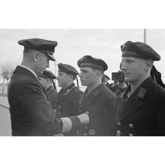 Devant l'hôtel Majestic de La Baule, l'amiral Karl Dönitz remet des croix de fer aux marins du U-Boot U-96.