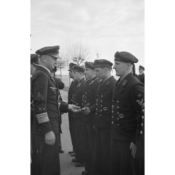 Devant l'hôtel Majestic de La Baule, l'amiral Karl Dönitz remet le ruban de la croix de fer aux marins du U-Boot U-96.