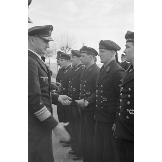 Devant l'hôtel Majestic de La Baule, l'amiral Karl Dönitz remet le ruban de la croix de fer aux marins du U-Boot U-96.