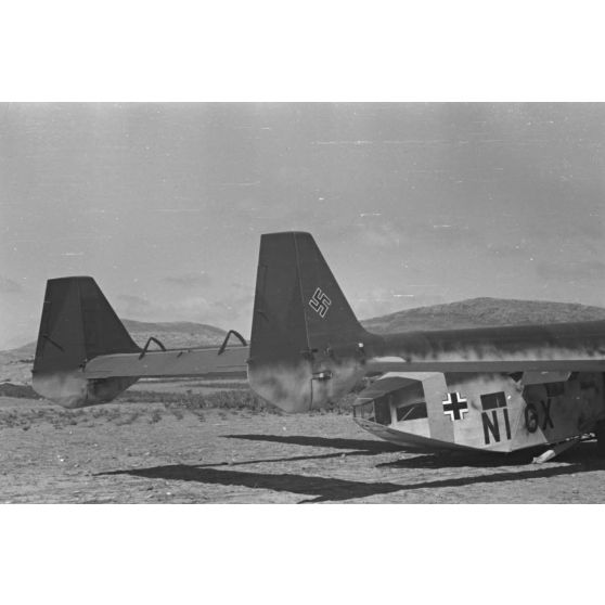 Sur le terrain de Kastelli (Crète), le planeur Gotha Go-242 codé NI+GX sur le point d'être remorqué.