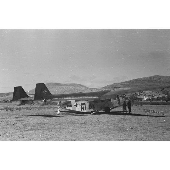 Sur le terrain de Kastelli (Crète), le planeur Gotha Go-242 codé NI+GX sur le point d'être remorqué.