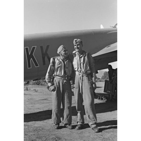 L'équipage du Junkers Ju-88 codé 4U+KK peu avant une mission de remorquage d'un planeur depuis le terrain de Kastelli (Crète).