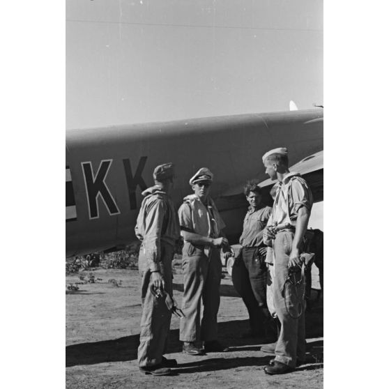 L'équipage du Junkers Ju-88 codé 4U+KK peu avant une mission de remorquage d'un planeur depuis le terrain de Kastelli (Crète).