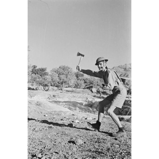 En Crète, un moment de détente pour le personnel navigant d'une escadrille de reconnaissance allemande (Fernaufklärungsgruppe 123).