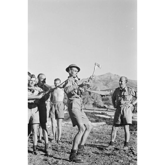 En Crète, un moment de détente pour le personnel navigant d'une escadrille de reconnaissance allemande (Fernaufklärungsgruppe 123).