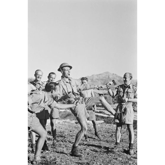 En Crète, un moment de détente pour le personnel navigant d'une escadrille de reconnaissance allemande (Fernaufklärungsgruppe 123).