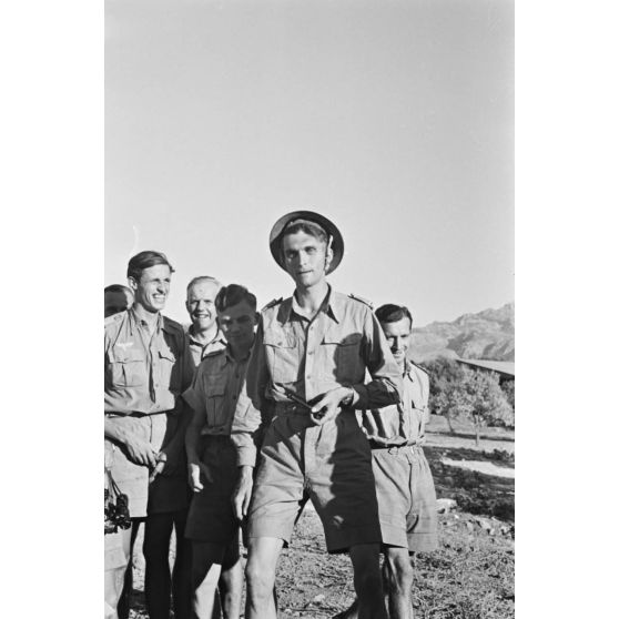 En Crète, un moment de détente pour le personnel navigant d'une escadrille de reconnaissance allemande (Fernaufklärungsgruppe 123).