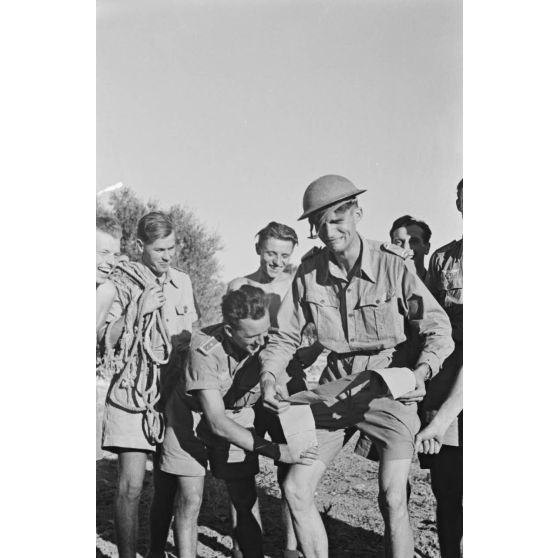 En Crète, un moment de détente pour le personnel navigant d'une escadrille de reconnaissance allemande (Fernaufklärungsgruppe 123).