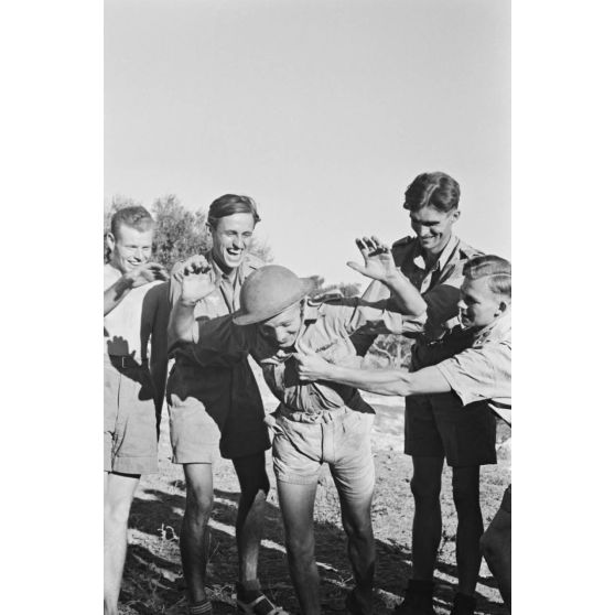 En Crète, un moment de détente pour le personnel navigant d'une escadrille de reconnaissance allemande (Fernaufklärungsgruppe 123).