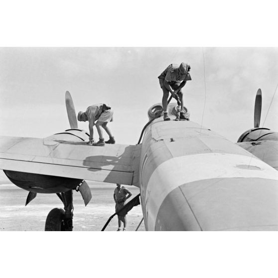 L'équipage d'un avion de reconnaissance Junkers Ju-88 du Fernauklärungsgruppe 123 fait le plein peu avant le départ en mission.