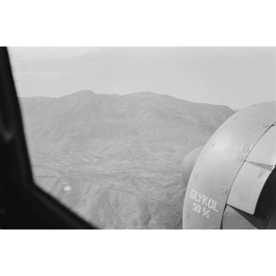 A bord d'un Junkers Ju-88 du Aufklärungsgruppe 123, le survol des montagnes crétoises peu après le départ en mission de reconnaissance.