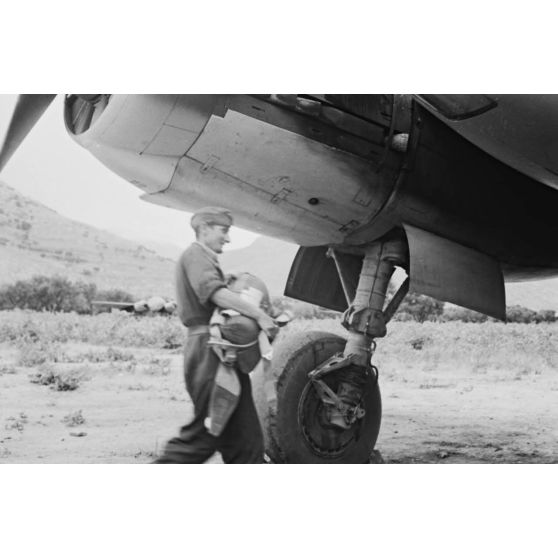 En Crète, les préparatifs d'un équipage d'un Junkers Ju-88 du 2.(F)/123 et de l'équipement individuel (parachute).