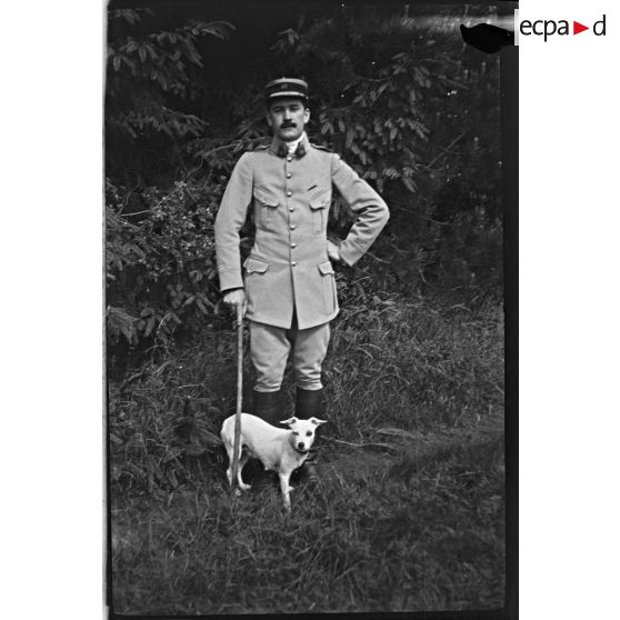 [Portrait en pied d'un militaire avec un chien, 1914-1918.]