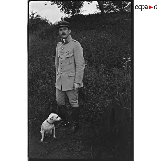 [Portrait en pied d'un militaire avec un chien, 1914-1918.]