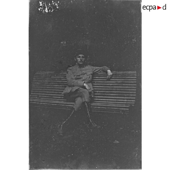 [Portrait d'un militaire assis sur un banc, 1914-1918.]