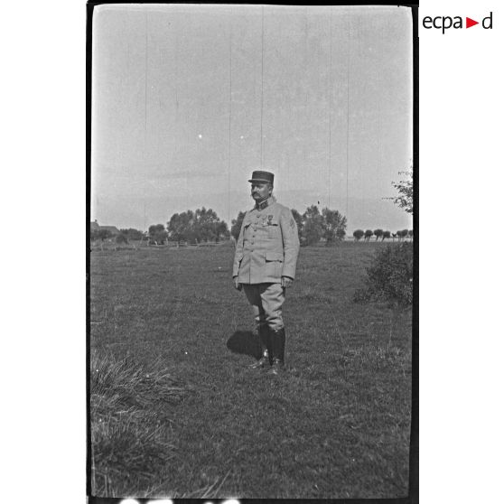 [Portrait en pied d'un militaire, 1914-1918.]