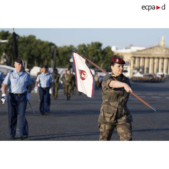 Sur la place de la Concorde, le porte-fanion de la ville de Paris répète le défilé à pied du 14 juillet.