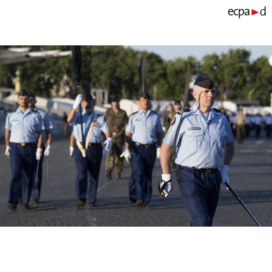 Sur la place de la Concorde, le drapeau et sa garde du 2e régiment d'infanterie de la garde républicaine (2e RIGR), répètent le défilé à pied du 14 juillet.