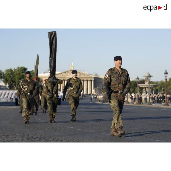 Sur la place de la Concorde, quatre militaire allemands, invités mis à l'honneur pour leur aide lors de l'opération Résilience, répètent le défilé à pied du 14 juillet.