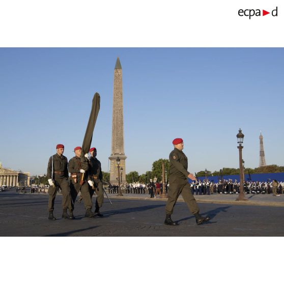 Sur la place de la Concorde, quatre militaires autrichiens, invités mis à l'honneur pour leur aide lors de l'opération Résilience, répètent le défilé à pied du 14 juillet.