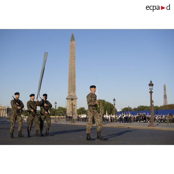 Sur la place de la Concorde, quatre militaires luxembourgeois, invités mis à l'honneur pour leur aide lors de l'opération Résilience, répètent le défilé à pied du 14 juillet.