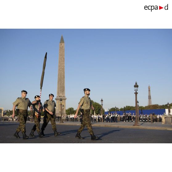 Sur la place de la Concorde, quatre militaires suisses, invités mis à l'honneur pour leur aide lors de l'opération Résilience, répètent le défilé à pied du 14 juillet.