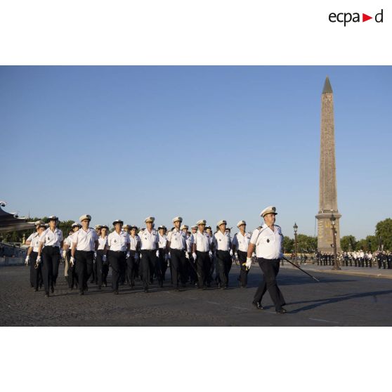 Sur la place de la Concorde, les unités de soutien du service de santé des Armées (SSA), mises à l'honneur pour les remercier de leur engagement lors de la crise de la COVID-19, répètent le défilé à pied du 14 juillet.