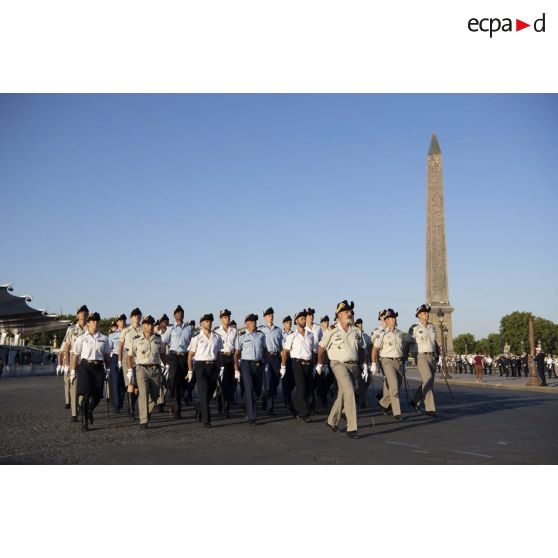 Sur la place de la Concorde, l'école polytechnique répète le défilé à pied du 14 juillet.