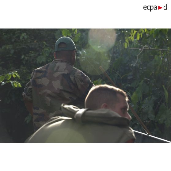 Des légionnaires du 3e régiment étranger d'infanterie (3e REI) débarquent pour une patrouille à Ouanary, en Guyane française.