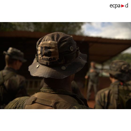 Des stagiaires écoutent un briefing avant un exercice au centre d'entraînement en forêt équatoriale (CEFE) à Régina, en Guyane française.