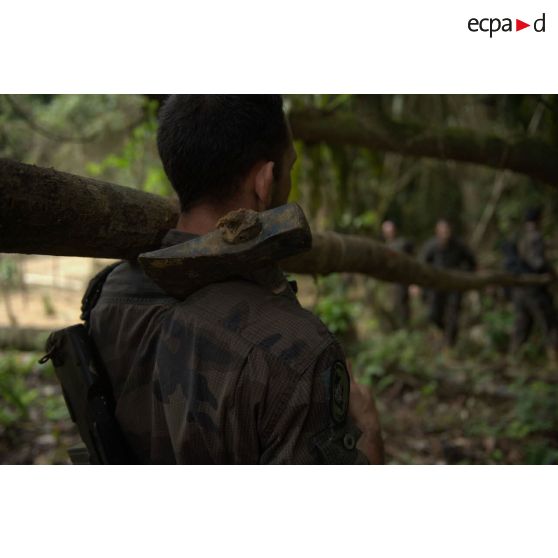 Un marsouin du 9e régiment d'infanterie de marine (9e RIMa) coupe du bois lors d'une patrouille à Maripasoula, en Guyane française.