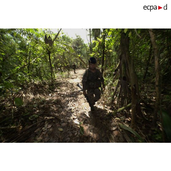 Des marsouins du 9e régiment d'infanterie de marine (9e RIMa) patrouillent à Maripasoula, en Guyane française.