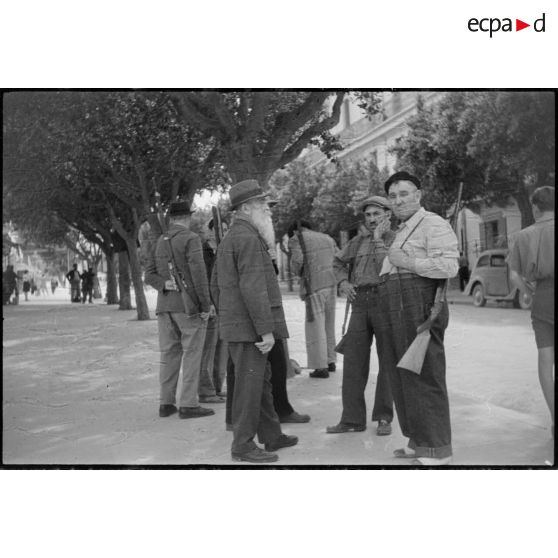 Des miliciens dans les rues de Guelma en mai 1945.