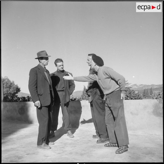 Portrait en pied d'Européens d'Algérie.