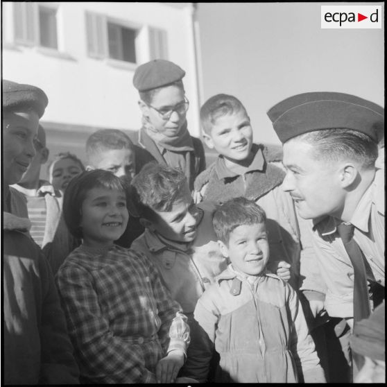 Portrait d'un groupe d'enfants et d'un militaire français.