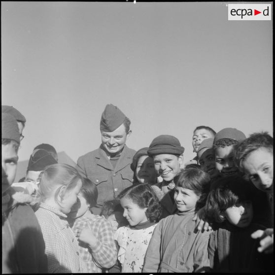 Portrait d'un groupe d'enfants et d'un militaire français.