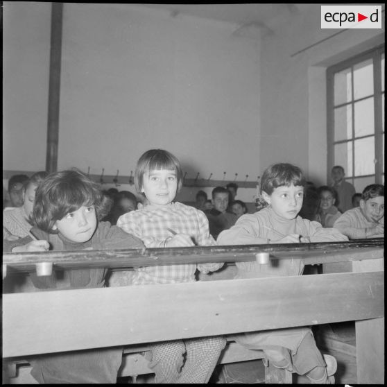 Portrait d'enfants dans une salle de classe.