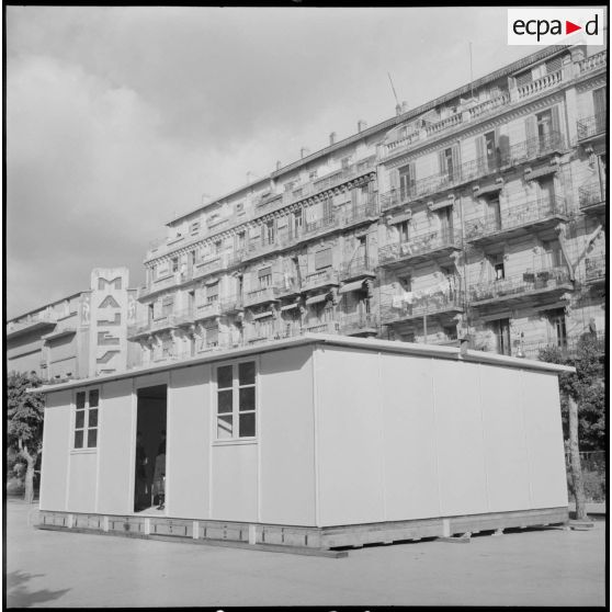 Vue extérieure d'un bâtiment préfabriqué.